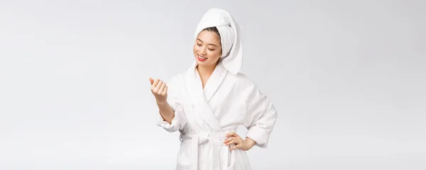 Beleza menina asiática que verifica sua pele. cuidados com a pele. Isolado sobre fundo branco . — Fotografia de Stock