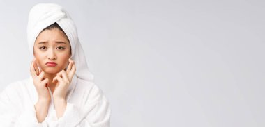 Sağlıklı sorunları olan genç bir kadın. güzellik ve sağlık konsepti.