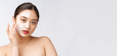 Çekici hoş bir kadın krem sürüyor.