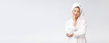 Spa derili güzel Asyalı kadın duş tedavisinden sonra saçlarını havluyla kurutuyor. Güzel çok ırklı genç kız yumuşak tene dokunuyor.