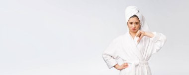 Asyalı bir kadın beyaz arkaplanda izole edilmiş bir şekilde baş parmağını gösteriyor..