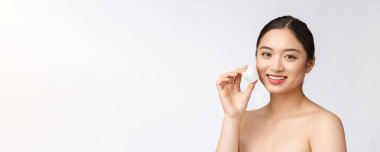 Beyaz, soyutlanmış arka planda güzel bir kadın elinde kozmetik yüz kremi, Asyalı