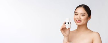 Beyaz, soyutlanmış arka planda güzel bir kadın elinde kozmetik yüz kremi, Asyalı