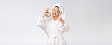 Asyalı kadın duştan memnun. Stüdyo konsepti