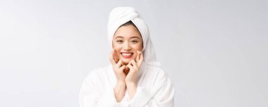 Spa derili güzel Asyalı kadın duş tedavisinden sonra saçlarını havluyla kurutuyor. Güzel çok ırklı genç kız yumuşak tene dokunuyor.
