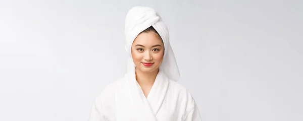 Porträt einer jungen glücklichen asiatischen Dame im Bademantel.. — Stockfoto
