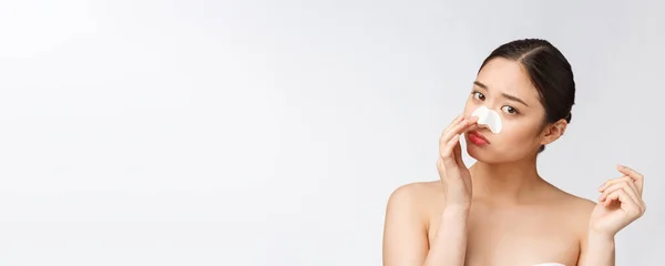 Kozmetológia. Gyönyörű ázsiai modell portréja maszkkal az orrán. Közeli egészséges fiatal nő tiszta puha bőr és friss természetes smink. — Stock Fotó