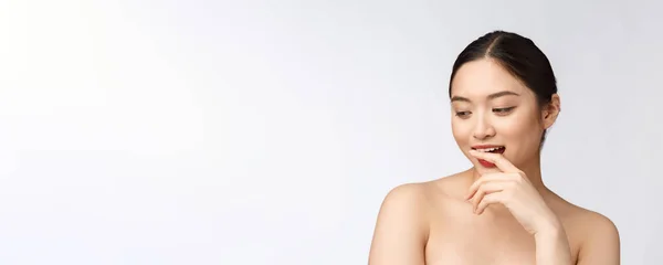 Lázně péče o pleť krása asijské žena sušení vlasů po sprchovém ošetření. Krásná multiraciální mladá dívka dotýkající se měkké kůže — Stock fotografie