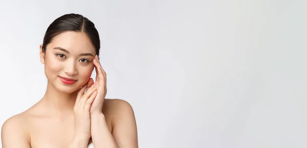 Vacker asiatisk kvinna makeup av kosmetika, flicka hand beröring kind och leende, ansikte skönhet perfekt med wellness isolerad på vit bakgrund. — Stockfoto