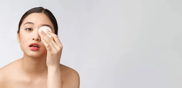 Skin care woman removing face makeup with cotton swab pad - skin care concept. Penutupan wajah model ras campuran yang indah dengan kulit yang sempurna . — Stok Foto
