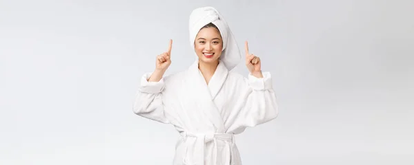 Szépség portré fiatal nő bemutató és ujjal mutogató üres másolás tér, ázsiai szépség fürdőköpenyben. — Stock Fotó