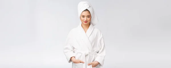 Портрет молодої щасливої азіатки в халаті.Ізольовані на білому тлі . — стокове фото