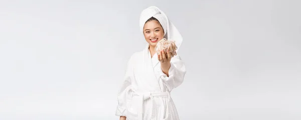 Donna asiatica felice con la doccia. Concetto Studio — Foto Stock