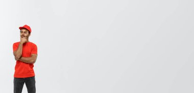 Teslimat kavramı - yakışıklı Afro-Amerikan teslim bir şey ciddi düşünme dostum. Arka plan gri studio izole. Kopya alanı.