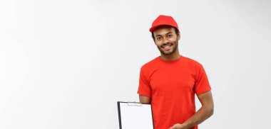 Teslimat Konsepti - Yakışıklı Afrikalı Amerikalı teslimatçının portresi veya kurye imzalanacak bir belge formunu gösteriyor. Grey Stüdyo Arkaplanı 'nda izole edilmiş. Boşluğu Kopyala.