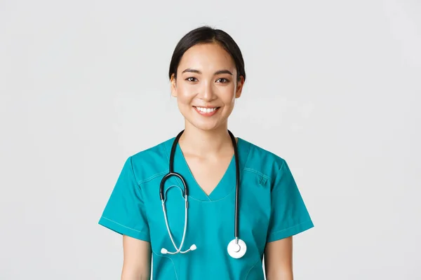 Zdravotničtí pracovníci, prevence viru, koncepce karanténní kampaně. Detailní záběr usmívající se příjemné asijské ošetřovatelky, lékařka v křoví při pohledu pozitivně, naslouchající pacientce, bílé pozadí — Stock fotografie