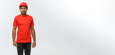 Teslimat Konsepti: Yakışıklı Afro-Amerikan teslimatçı. Grey Stüdyo Arkaplanı 'nda izole edilmiş. Boşluğu Kopyala.