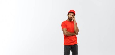 Teslimat kavramı - yakışıklı Afro-Amerikan teslim bir şey ciddi düşünme dostum. Arka plan gri studio izole. Kopya alanı.