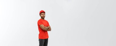 Teslimat Konsepti - Yakışıklı Afrikalı Amerikalı teslimatçı Gri Stüdyo Arkaplan 'da izole bir şekilde kollarını kavuşturdu. Boşluğu Kopyala.