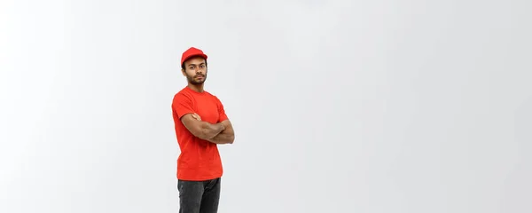 Delivery Concept - Schöner afroamerikanischer Lieferant verschränkte Arme auf einem grauen Studiohintergrund. Kopierraum. — Stockfoto