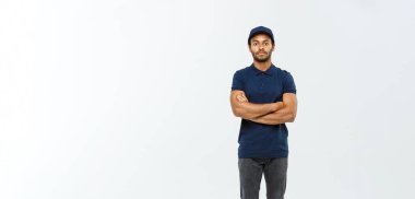 Teslimat Konsepti - Yakışıklı Afrikalı Amerikalı teslimatçı Gri Stüdyo Arkaplan 'da izole bir şekilde kollarını kavuşturdu. Boşluğu Kopyala.