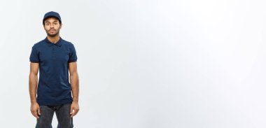 Teslimat Konsepti: Yakışıklı Afro-Amerikan teslimatçı. Grey Stüdyo Arkaplanı 'nda izole edilmiş. Boşluğu Kopyala.