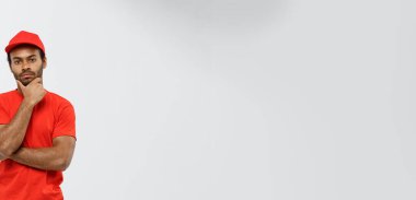 Teslimat Konsepti - Yakışıklı Afrikalı Amerikalı teslimatçı Gri Stüdyo Arkaplan 'da izole bir şekilde kollarını kavuşturdu. Boşluğu Kopyala.