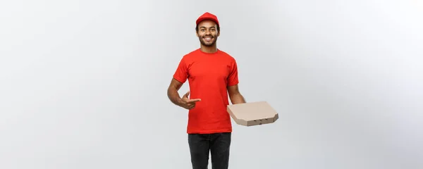Lieferkonzept - Portrait des hübschen afroamerikanischen Pizzaboten. Isoliert auf grauem Studiohintergrund. Kopierraum. — Stockfoto