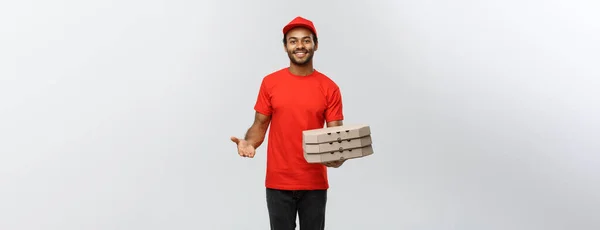 Conceito de entrega - Retrato de bonito afro-americano entregador de pizza. Isolado no estúdio Grey Background. Espaço de cópia . — Fotografia de Stock