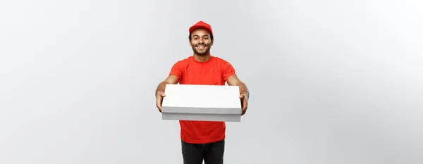 Conceito de entrega - Retrato de bonito afro-americano entregador de pizza. Isolado no estúdio Grey Background. Espaço de cópia . — Fotografia de Stock