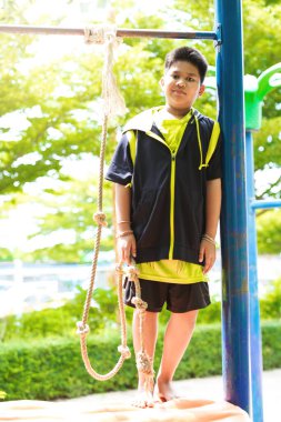 Az bulutlu ürün sunumu için minimalist mor kaide. Gösterge boş model şablonu. Mor arka plan. 3d resimleme