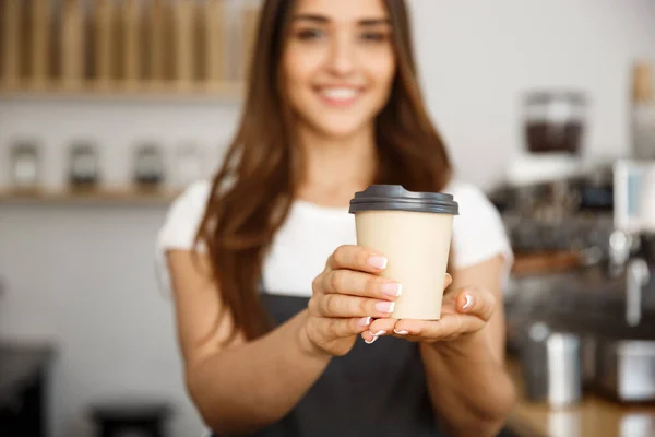 Koncepcja biznesowa Kawa - piękne kaukaski Pani uśmiecha się do kamery oferuje jednorazowe take away gorącej kawy Nowoczesna kawiarnia — Zdjęcie stockowe