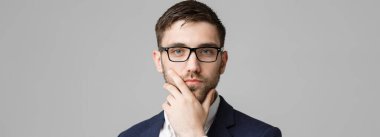 İş kavramı - koyu arka plan üzerinde poz portre genç başarılı bir iş adamı. Kopya alanı.