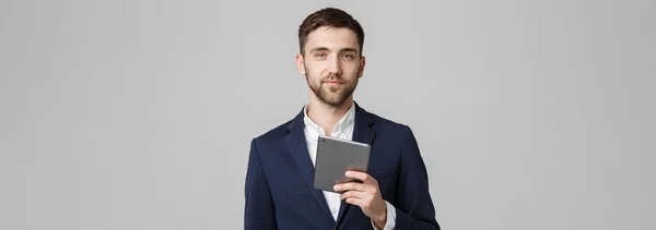 Businessconcept - portret knappe Business man spelen digitale tablet met vertrouwen gezicht lachend. Witte achtergrond. Kopiëren van ruimte. — Stockfoto