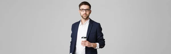 Retrato de un hombre de negocios guapo en gafas con una taza de café . — Foto de Stock