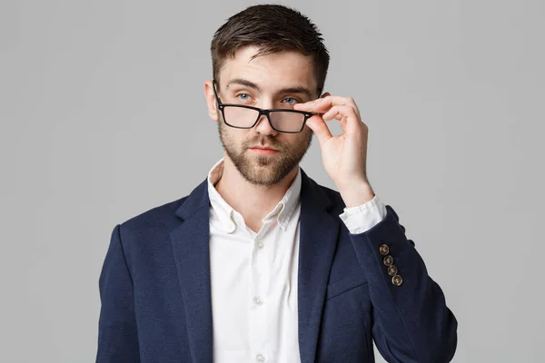 Conceito de negócios - Retrato de um empresário bonito de terno com óculos de pensamento sério com expressão facial estressante. Fundo branco isolado. Espaço de cópia . — Fotografia de Stock