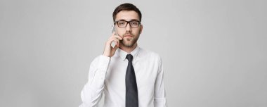 İş kavramı - portre genç yakışıklı kızgın iş adam kameraya bakarak telefon uymak. Beyaz arka plan.