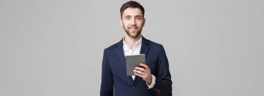 İş kavramı - portre yakışıklı iş emin yüz gülümseyen iskambil dijital tablet dostum. Beyaz arka plan. Kopya alanı.