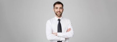 İş kavramı - koyu arka plan üzerinde poz genç başarılı iş adamı. Kopya alanı.