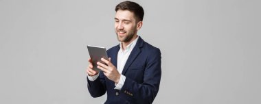 İş kavramı - portre yakışıklı iş emin yüz gülümseyen iskambil dijital tablet dostum. Beyaz arka plan. Kopya alanı.
