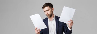 İş kavramı - yakışıklı iş adamı yıllık raporu çalışma ciddi. Beyaz arka plan.