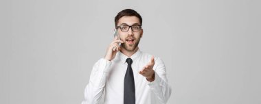 İş kavramı - portre genç yakışıklı kızgın iş adam kameraya bakarak telefon uymak. Beyaz arka plan.
