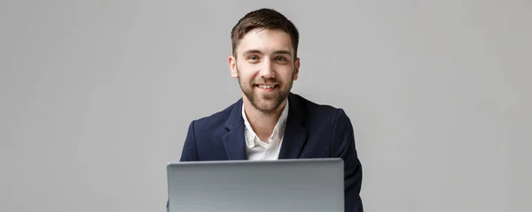 Affärsidé - porträtt stilig Business man spela digital anteckningsbok med leende säker ansikte. Vit Background.Copy utrymme. — Stockfoto