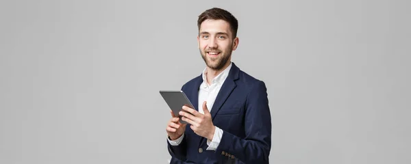 비즈니스 개념-초상화 잘생긴 비즈니스 자신감 얼굴을 미소와 재생 디지털 태블릿 남자. 흰색 배경입니다. 공간 복사. — 스톡 사진
