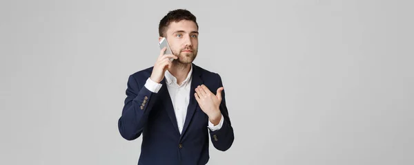事業コンセプト - カメラを見て電話で話しているスーツを着た肖像若いハンサムな怒っているビジネス男。白背景. — ストック写真