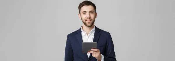 Businessconcept - portret knappe Business man spelen digitale tablet met vertrouwen gezicht lachend. Witte achtergrond. Kopiëren van ruimte. — Stockfoto