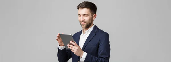 Koncepcja biznesowa - portret przystojny biznes człowiek gry cyfrowe tablet z uśmiechniętą twarz przekonany. Białe miejsca Background.Copy. — Zdjęcie stockowe