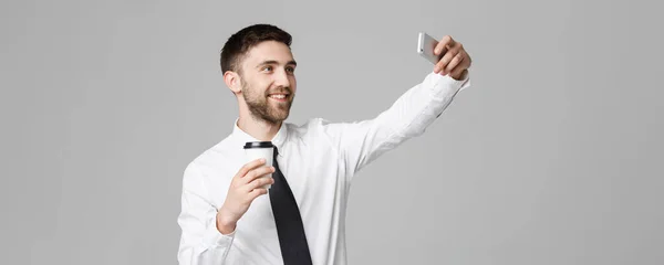 ライフ スタイルとビジネス コンセプト - ハンサムな実業家の肖像画を取る距離一杯のコーヒーと selfie を取ってお楽しみください。孤立した白い背景。コピー スペース. — ストック写真