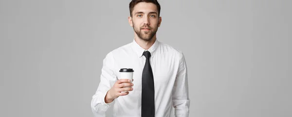 コーヒーのカップを持つフォーマルなスーツでハンサムな実業家の肖像画. — ストック写真