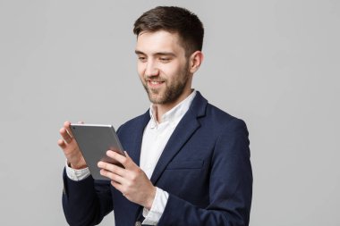 İş kavramı - portre yakışıklı iş emin yüz gülümseyen iskambil dijital tablet dostum. Beyaz Background.Copy alanı.